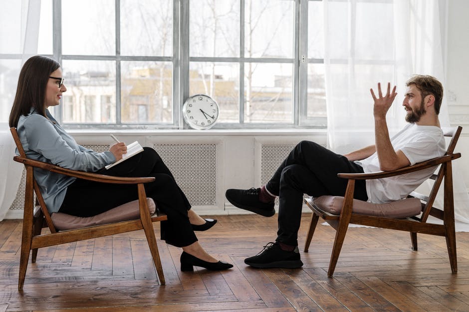 5 Differences Between Talking to a Friend vs a Therapist