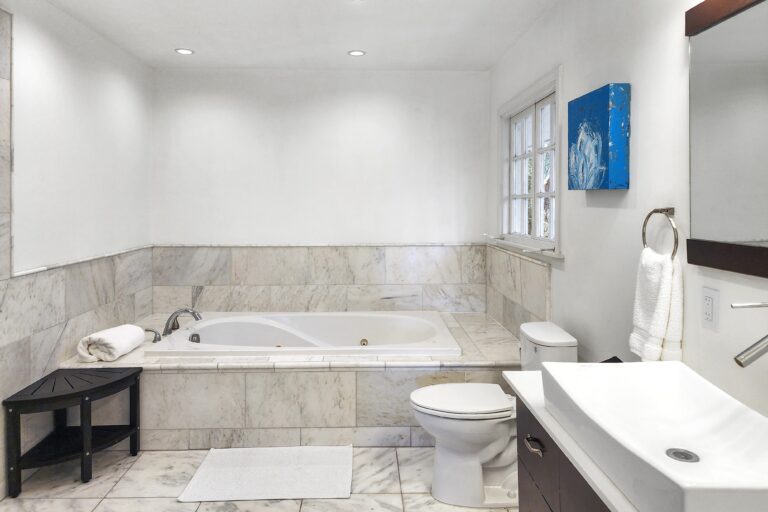 Avalon Grand Bedroom 6 - Pacific Suite Bathroom